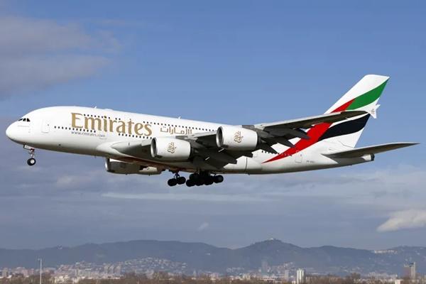 Cerita Penumpang Emirates Terjebak di Pesawat Tanpa Makanan